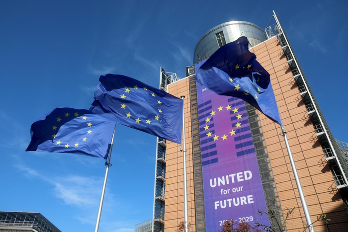 这是4月2日在比利时布鲁塞尔欧盟总部外拍摄的欧盟旗帜。新华社记者赵丁喆摄