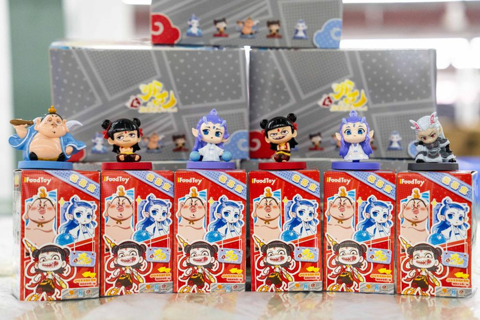 这是2月8日在位于湘潭综合保税区的湖南桑尼森迪玩具制造有限公司拍摄的“哪吒”系列周边玩具。新华社记者 陈思汗 摄