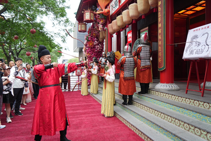 射“五毒”活动正在举办（西安长安十二时辰主题街区供图）