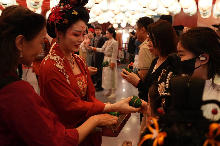 NPC正在与游客互动（西安长安十二时辰主题街区供图）