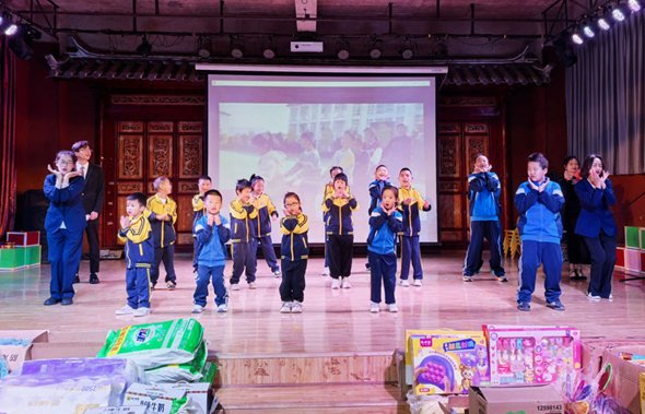 民族特殊教育学校表演节目《听我说谢谢你》。丽江融媒记者 木雯娇 摄