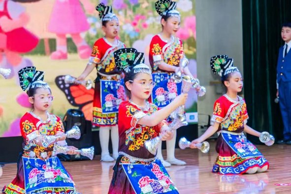 西山区崇新小学举行迎“六一”文化科技节。图片来源于“昆明西山教育体育”微信公众号