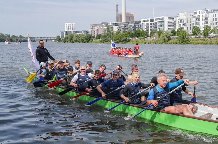 ↑2025年5月24日，人们在德国法兰克福美因河上参加第二届法兰克福国际龙舟友谊赛。新华社记者 张帆 摄