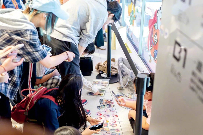 5月24日，上海百联ZX创趣场内，消费者在交易二次元周边。图/视觉中国