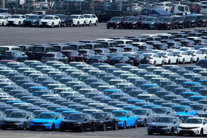 4月8日在日本横滨的码头拍摄的出口汽车/图源：新华社