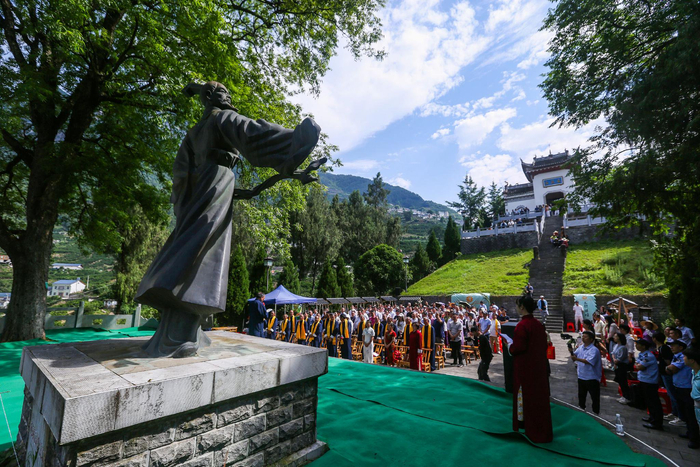 ↑2024年6月6日，湖北省秭归县屈原镇屈原村“三闾骚坛”举办诗会。新华社发（王罡摄）