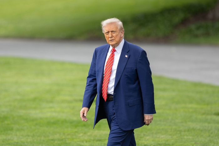 5月30日，在华盛顿白宫，美国总统特朗普走向南草坪准备登机。新华社记者胡友松摄