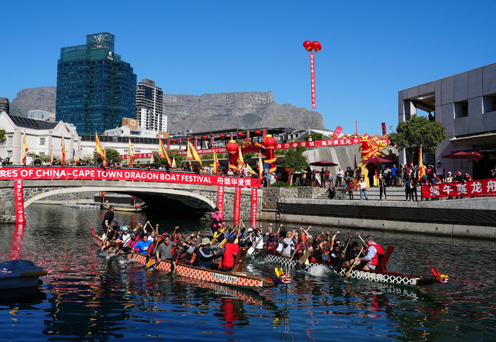 ↑2025年5月24日，人们在南非开普敦参加第三届“文化中国·开普敦龙舟节”的1500米龙舟竞速赛。新华社记者 王雷 摄
