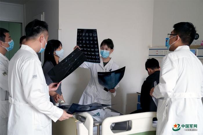 儿科医学部主任周辉霞带领团队查房，为军娃健康保驾护航。中国军网记者孙悦 摄