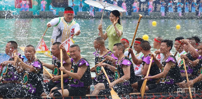 船员奋力激起浪花与观众互动（央广网发  罗金  摄）