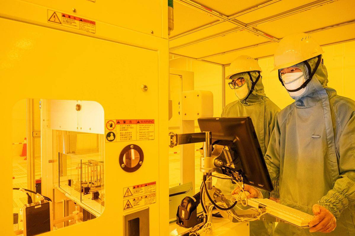 在长飞先进武汉基地晶圆制造车间，工程师们正在调试设备，加速推进产线成型。 （湖北日报全媒记者 任勇 通讯员 董艺虹 摄）