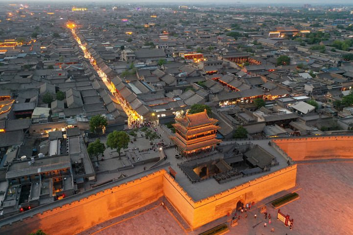 这是平遥古城夜景（2024年5月9日摄，无人机照片）。新华社记者 詹彦 摄