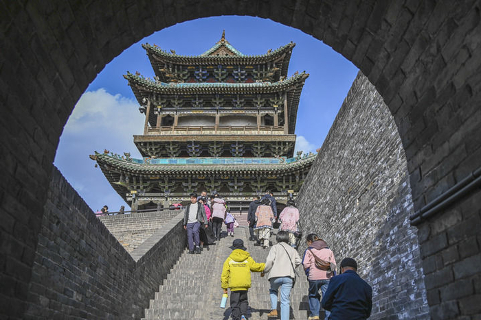 2025年4月4日，游客登上山西省晋中市平遥古城城墙，游览观光。新华社发（梁生仁摄）