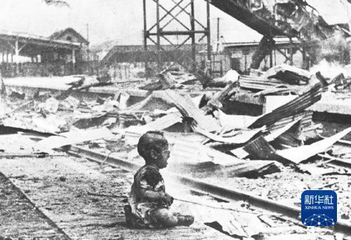 1937年8月28日，日军轰炸上海南站，炸死候车妇孺200余名，一个满身是血的幼儿嚎啕大哭。王小亭 摄