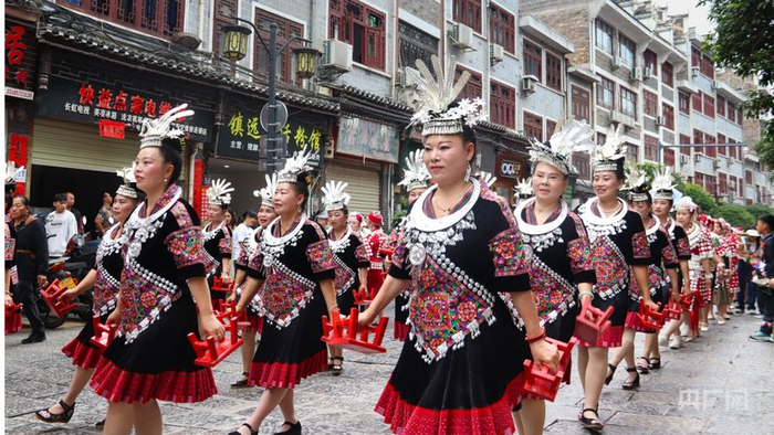 苗族同胞跳着板凳舞（央广网发  罗金  摄）