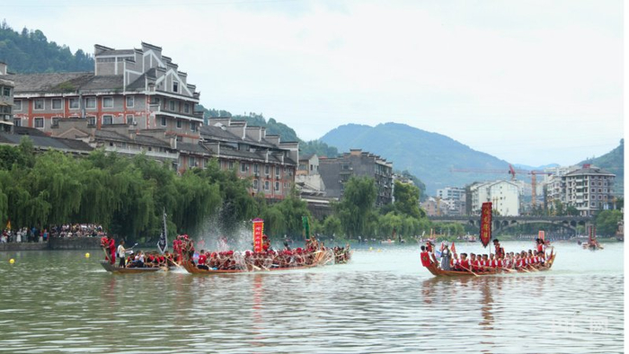 水上游江表演（央广网发  罗金  摄）
