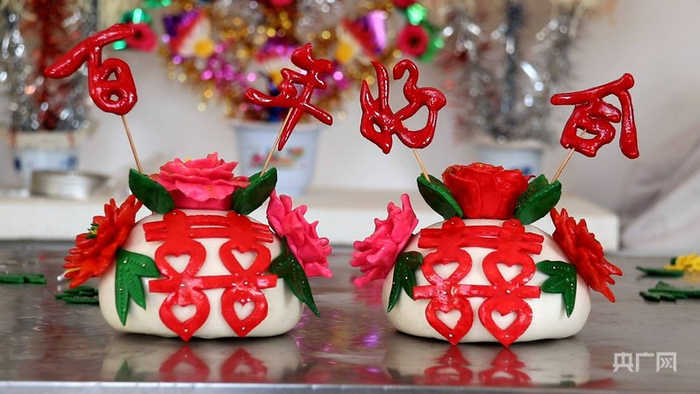 朱亚玲制作的“百年好合”花馍（央广网发  刘新艳  摄）