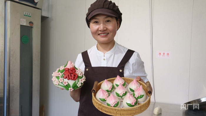 庆阳花馍蒸制爱好者李艳艳（央广网发  刘新艳  摄）