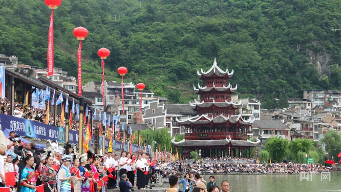 镇远古城人头攒动、热闹非凡（央广网发  罗金  摄）