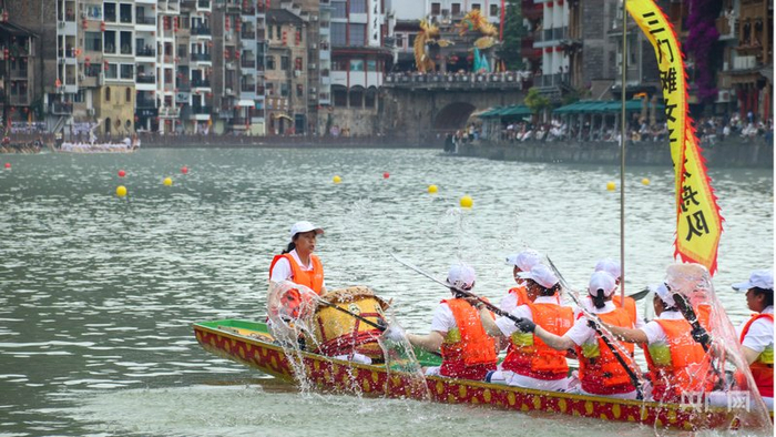 女子龙舟队破浪而来（央广网发  罗金  摄）