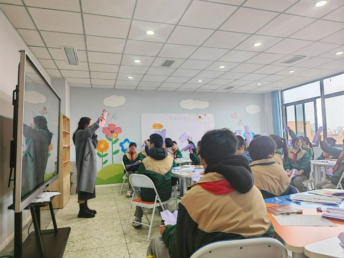 3月20日，在四川省自贡市蜀光绿盛实验学校，心理老师夏梦然正在为学生们上心理课。新华社记者徐鹏航 摄