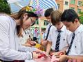 （乡村行·看振兴）“洋学生”做客浙江义乌乡村小学 学剪纸悟文化