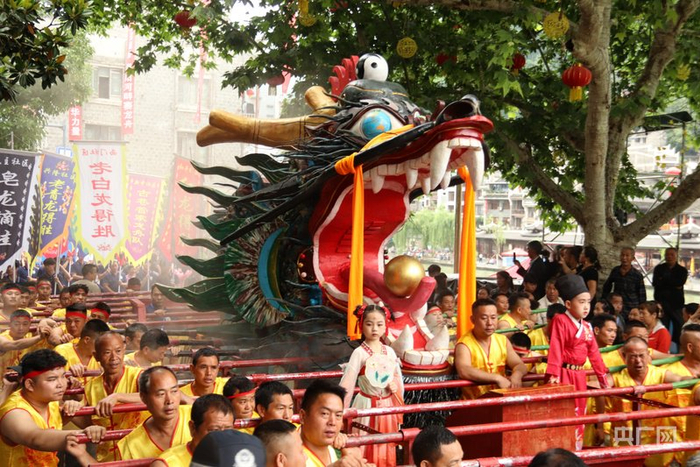 气势磅礴的木雕龙头方阵（央广网发  罗金  摄）