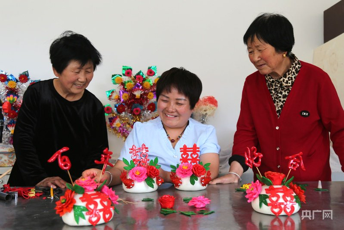 西峰区新桥村村民观赏朱亚玲做的喜馍（央广网发  盘小美  摄）