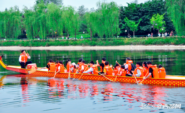 西安汉城湖端午龙舟体验仪式感拉满。
