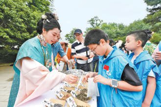昨天，玉渊潭公园端午系列文化活动开幕，图为孩子们体验香囊制作。本报记者 刘平摄
