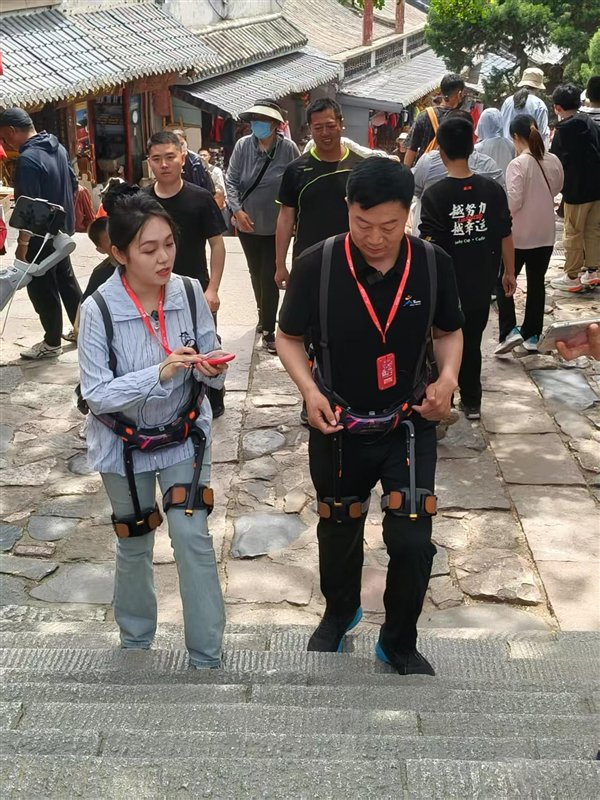 （王厚哲体验外骨骼机器人）