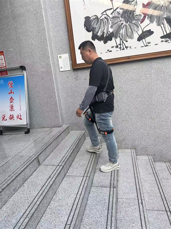 （游客体验外骨骼机器人。财联社记者摄）