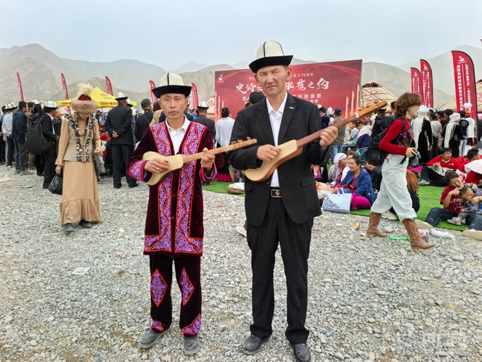 5月31日，苏云巴义·吾山那洪与徒弟依热斯开力地·木沙共同参加活动弹奏库姆孜  （央广网记者丁安  摄）