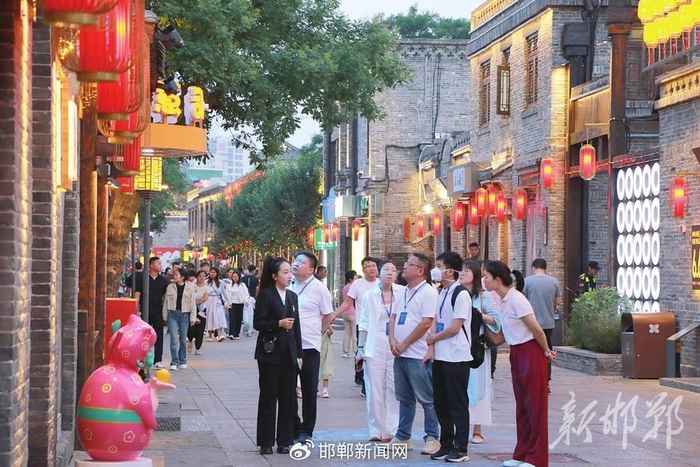 采访团记者在邯郸道历史文化街区采访。