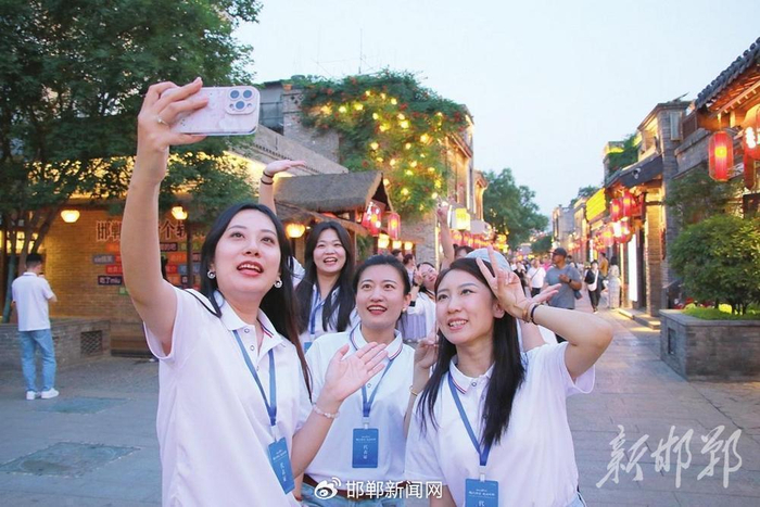 采访团记者在邯郸道历史文化街区打卡。