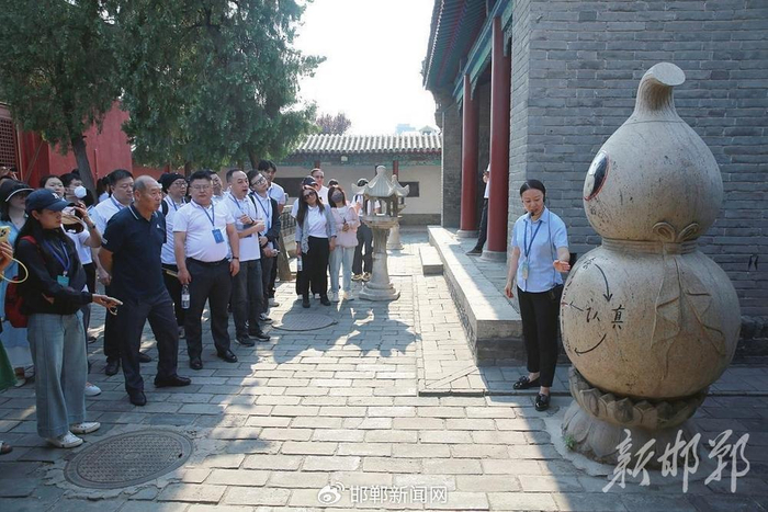 采访团记者在黄粱梦吕仙祠采访。