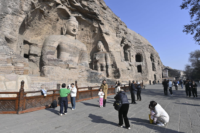 游客在云冈石窟参观（2024年11月7日摄）。新华社记者 杨晨光 摄