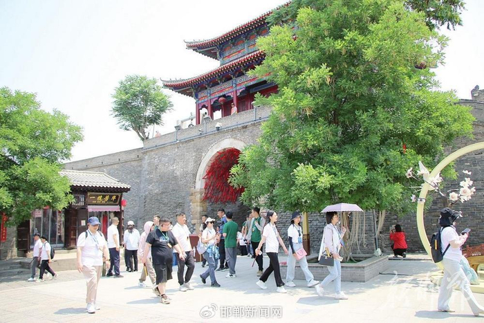 采访团记者在永年广府古城采访。