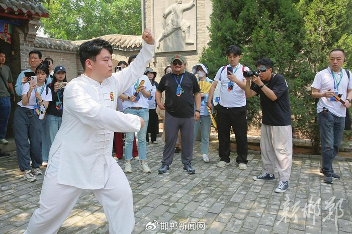 采访团记者在永年杨露禅故居采访。