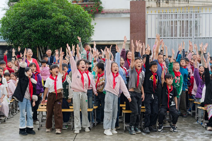 5月28日，在云南省昭通市大关县翠华镇庆云小学，学生们积极参与科普问答互动。新华社记者 高咏薇 摄