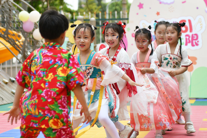 5月29日，山东省烟台市福山区城西幼儿园的小朋友在玩老鹰捉小鸡游戏。 新华社发（孙文潭摄）