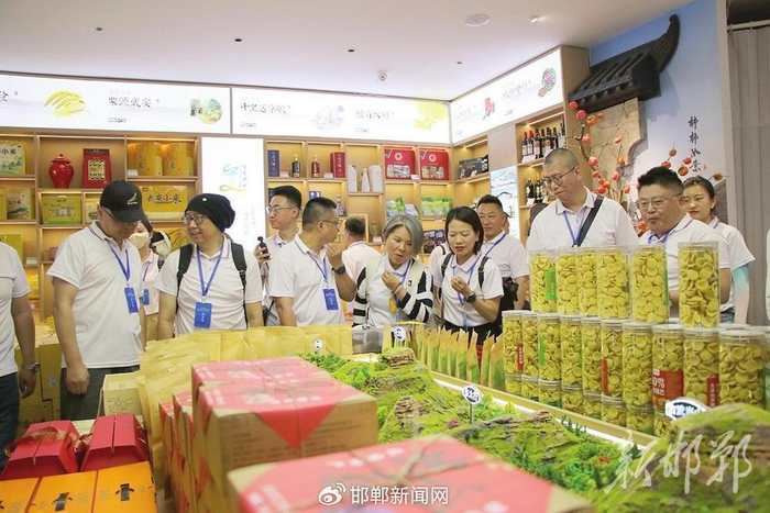 采访团记者在邯宝坊了解特色小吃。