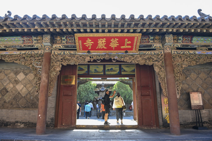 游客在大同华严寺参观（2024年6月25日摄）。新华社记者 杨晨光 摄