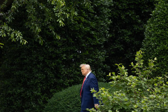 5月30日，在华盛顿白宫，美国总统特朗普走向南草坪准备登机。新华社记者胡友松摄