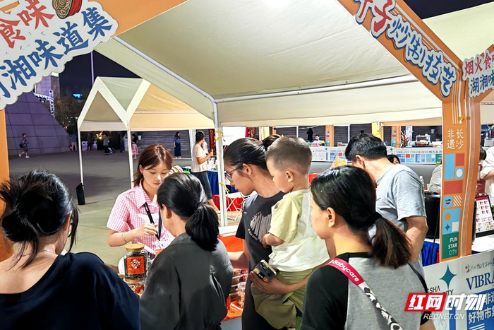 游客在市集里挑选非遗好物。