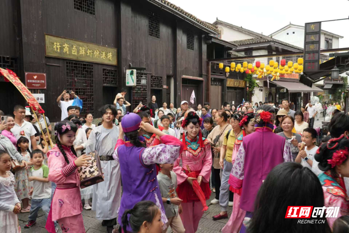 长沙靖港古镇以“靖港福地·端午有戏”为主题，推出一系列融合传统文化与潮流体验的节庆活动。