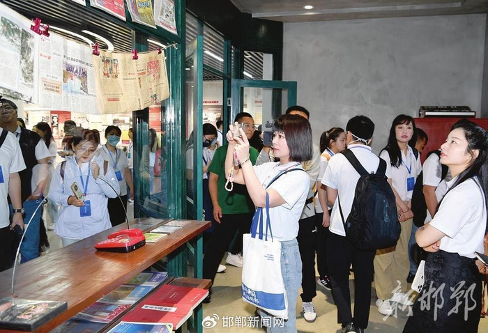采访团记者在邯郸新闻传媒中心红色新闻展馆采访。
