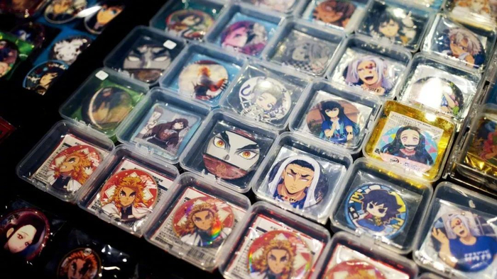 北京华威大厦二次元集市商家展示的吧唧徽章。摄影/罗不易