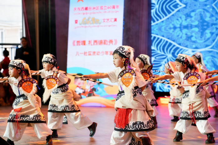 图为拉萨市少年儿童活动中心承办的“雪域欢歌六十载·童心筑梦向未来”六一文艺汇演现场。记者 卢文静 摄