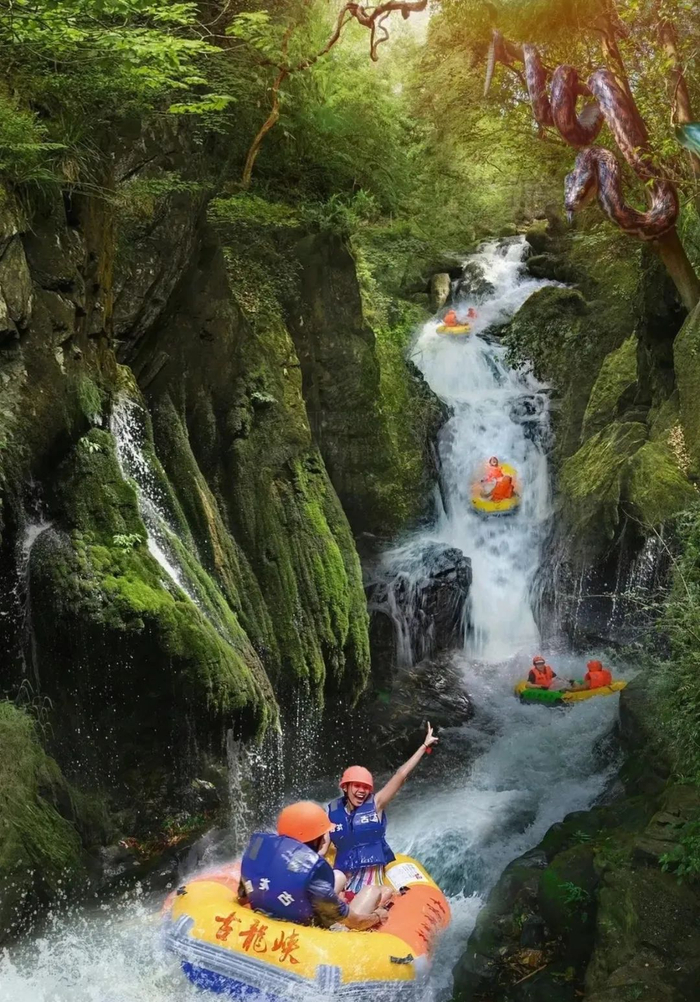 △ 年轻游客端午假期爱上峡谷漂流。（图源:清远古龙峡漂流景区）
